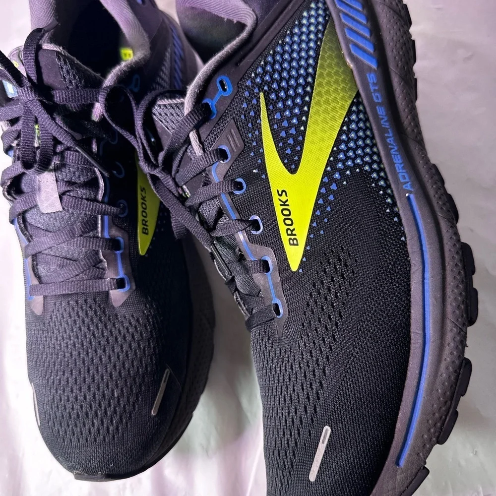 Brooks sleek black